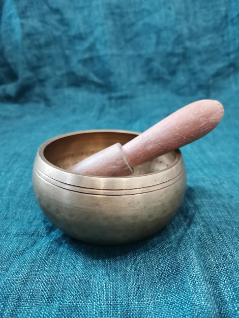 Photo close-up of bronze meditation singing bowl on linen