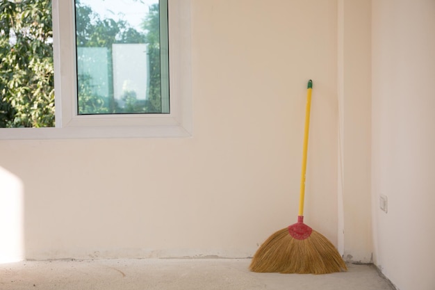 Photo close-up of broom leaning on wall