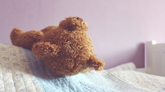 Foto close-up di un giocattolo di peluche marrone sul letto