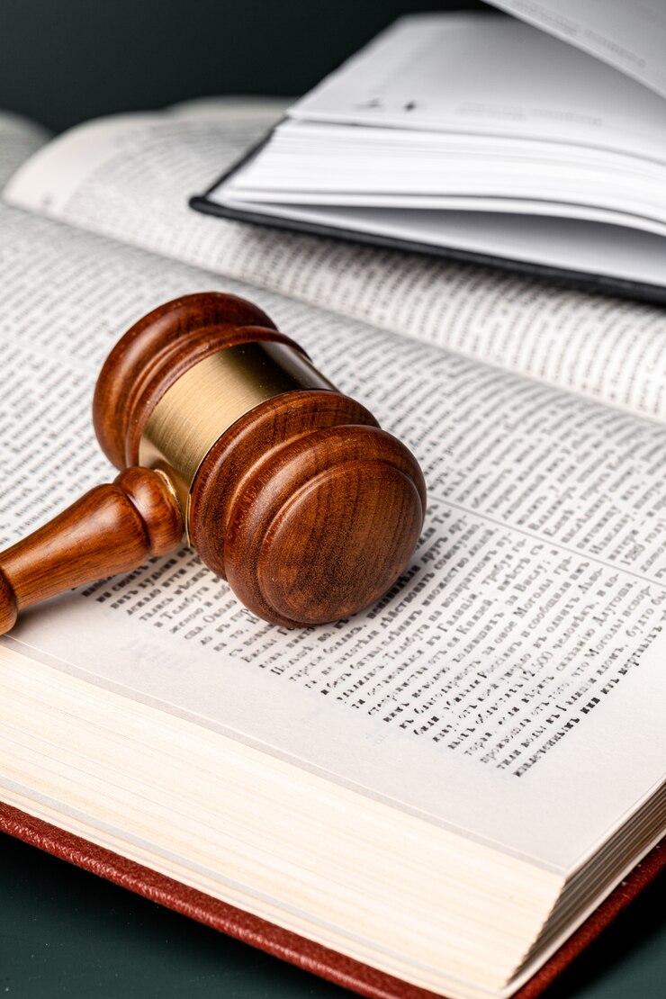 Photo close up of a brown wooden gavel and book