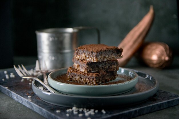 Photo close-up of brownie in plate on table