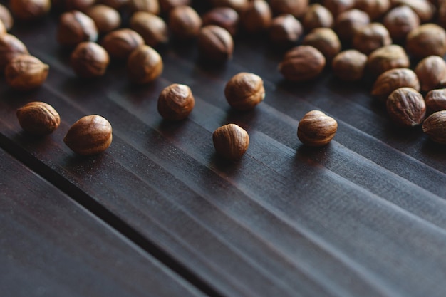 Close-up bruine hazelnoot op houten bureau. Gezonde biologische vegetarische snack hazelnoot. Plaats voor tekst