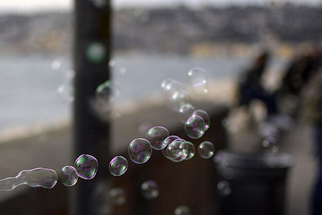 Photo close-up of bubbles against blurred background