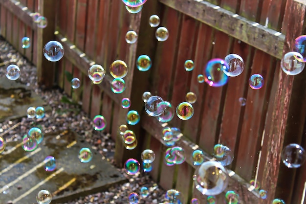 Foto close-up di bolle contro l'arcobaleno