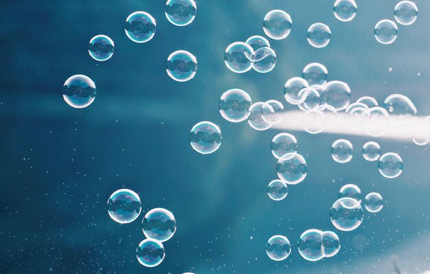 Photo close-up of bubbles in mid-air