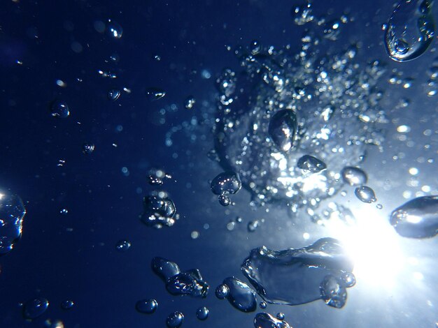 Photo close-up of bubbles in water