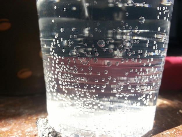 Photo close-up of bubbling water in glass