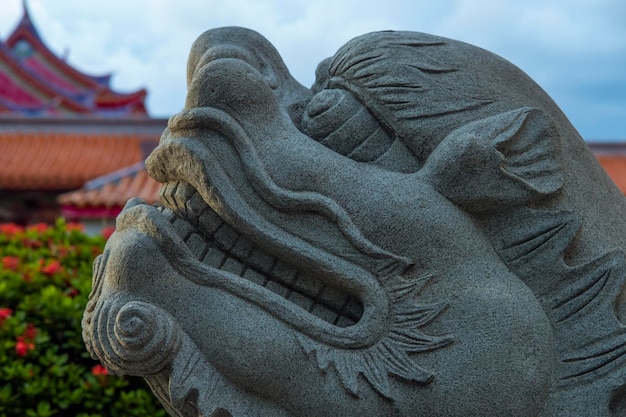 Foto close-up della statua di buddha contro il cielo