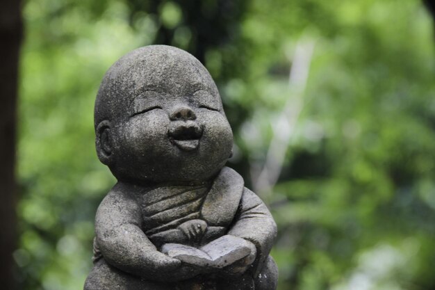 Foto close-up della statua di buddha nel parco