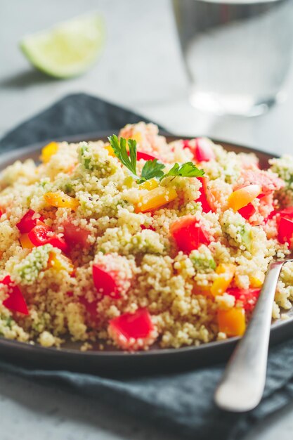 Foto close-up di grano bulgur con verdure servite a tavola