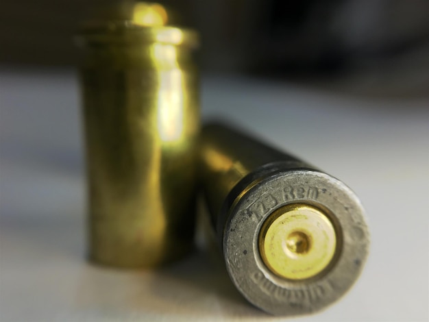 Photo close-up of bullets on table