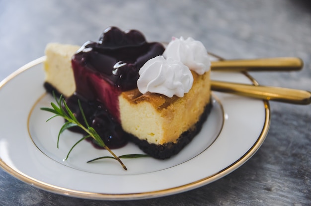 料理にバーベリーチーズケーキのクローズアップ