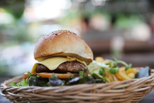 Foto close-up di un hamburger nel cesto