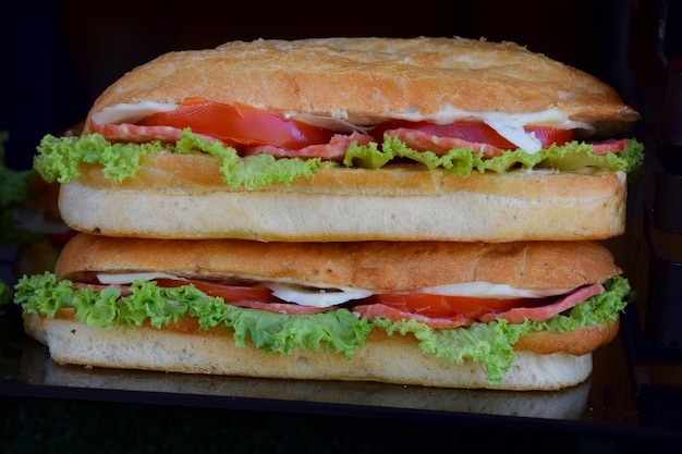 Foto close-up di un hamburger su uno sfondo nero