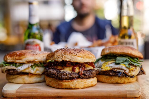 Foto close-up di un hamburger sul tavolino da taglio