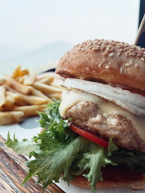 Foto close-up di un hamburger sul tavolino da taglio