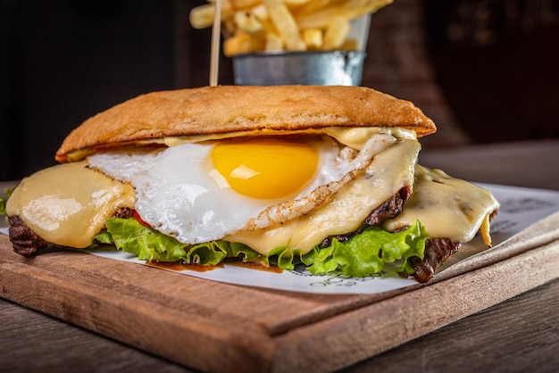 Photo close-up of burger on cutting board