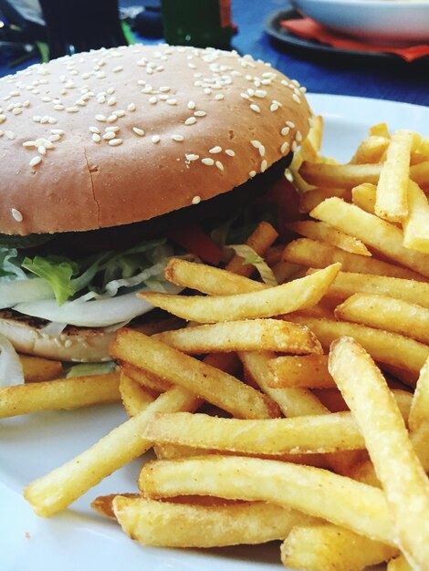 Foto close-up di hamburger e patatine fritte servite in piatto