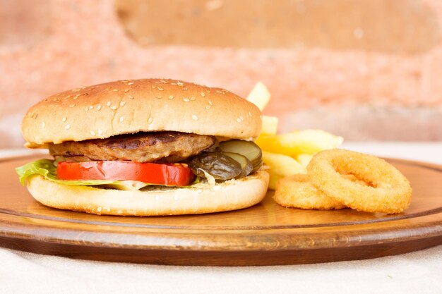 Foto close-up di un hamburger nel piatto sul tavolo