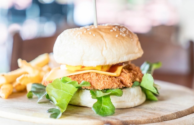 Photo close-up of burger in plate on table