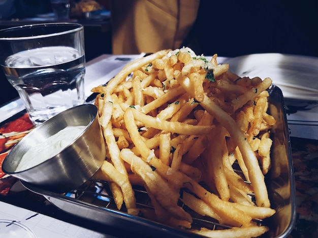 Photo close-up of burger in plate on table