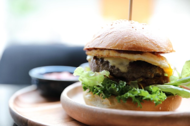 Foto close-up di un hamburger nel piatto sul tavolo