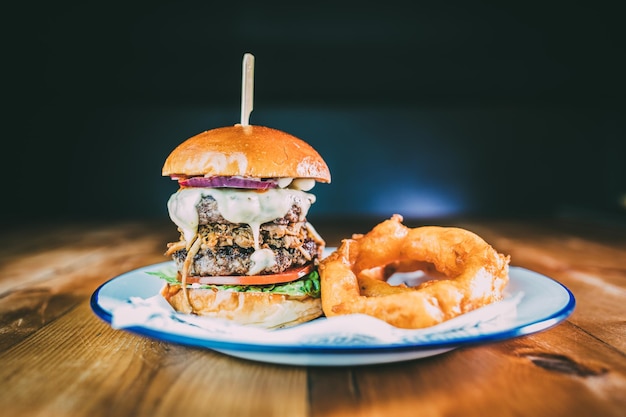 Foto close-up di un hamburger nel piatto sul tavolo