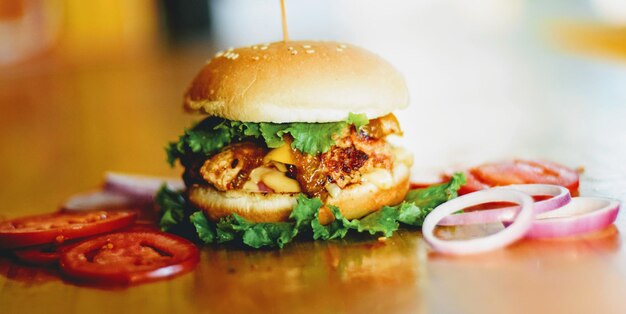 Photo close-up of burger in plate on table