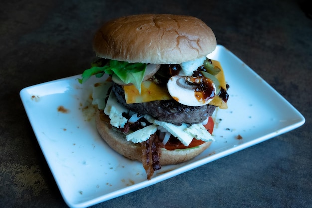 Foto close-up di un hamburger nel piatto sul tavolo