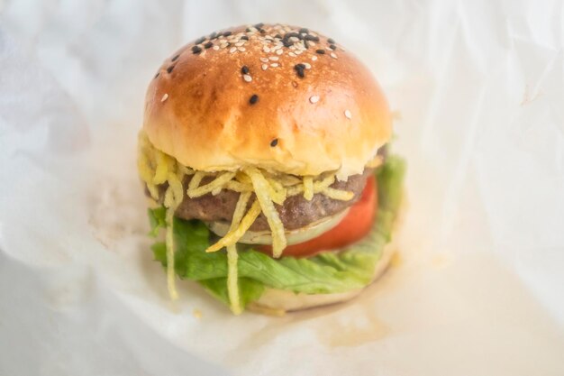 Foto close-up di un hamburger nel piatto