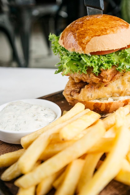 Foto close-up di un hamburger sul piatto