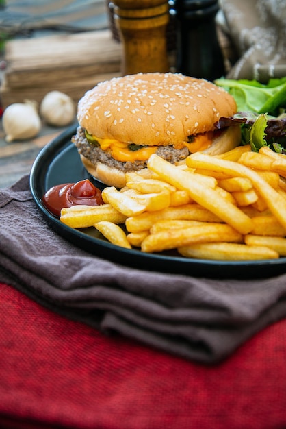 Foto close-up di un hamburger sul piatto