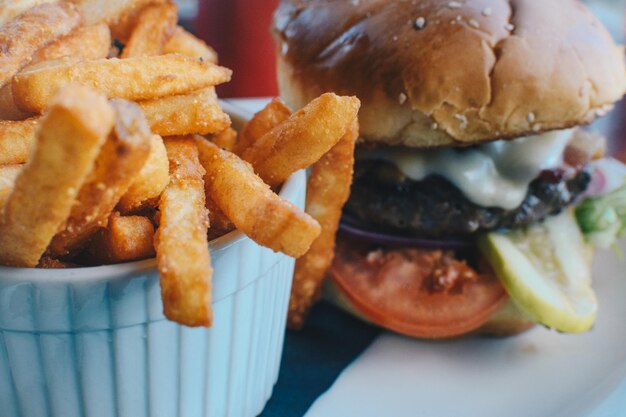 Foto close-up di un hamburger sul piatto