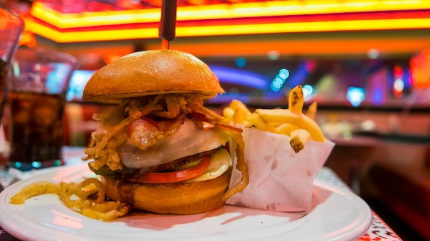 Foto close-up di un hamburger sul piatto