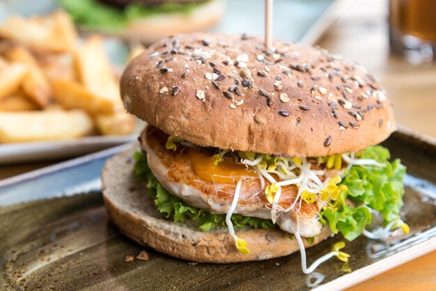 Photo close-up of burger served on table