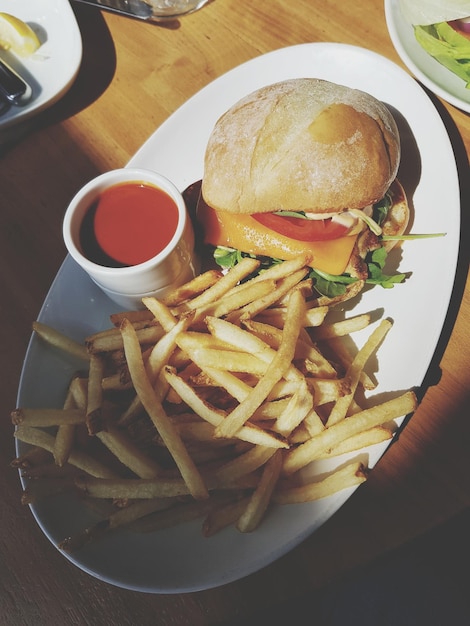 Foto close-up di un hamburger servito sul tavolo