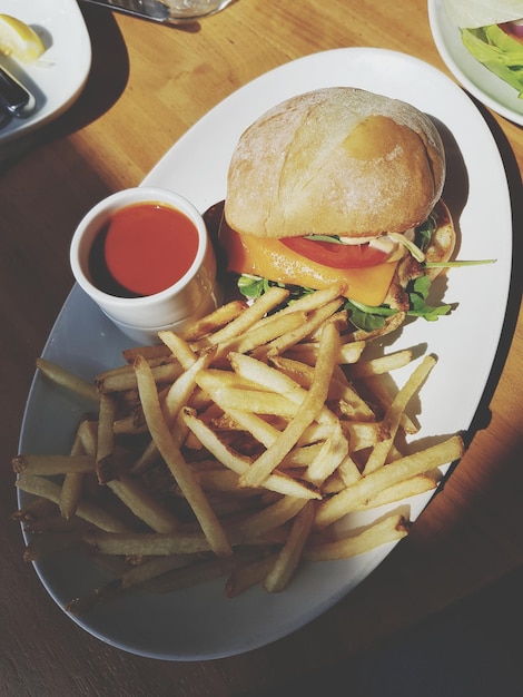 Photo close-up of burger served on table