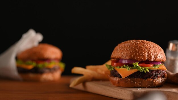 Foto close-up di un hamburger sul tavolo su sfondo nero