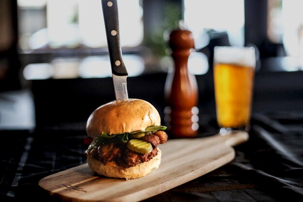 Photo close-up of burger on table