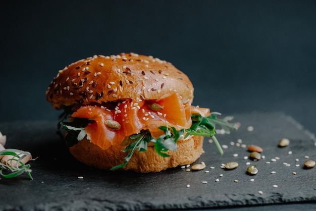 Foto close-up di un hamburger sul tavolo