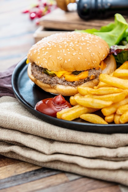 Foto close-up di un hamburger sul tavolo