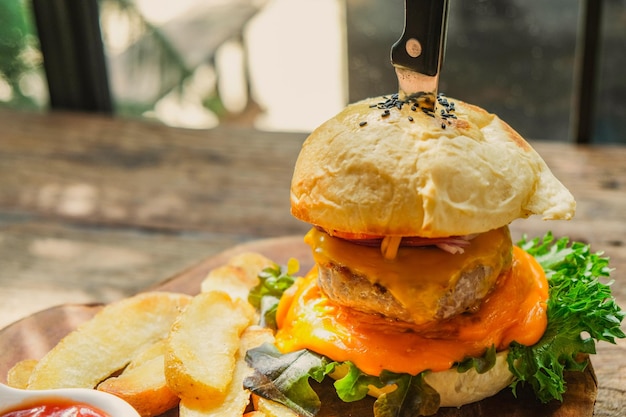 Foto close-up di un hamburger sul tavolo