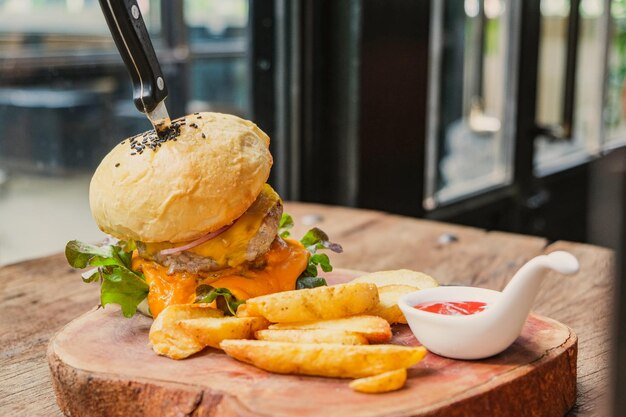 Foto close-up di un hamburger sul tavolo