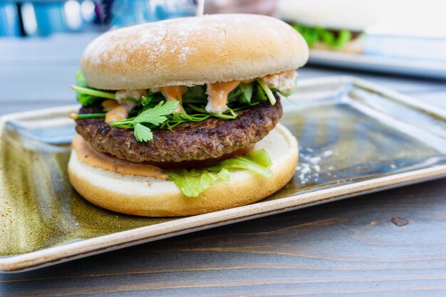 Foto close-up di un hamburger sul tavolo