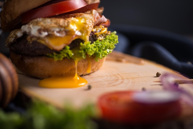 Foto close-up di un hamburger sul tavolo