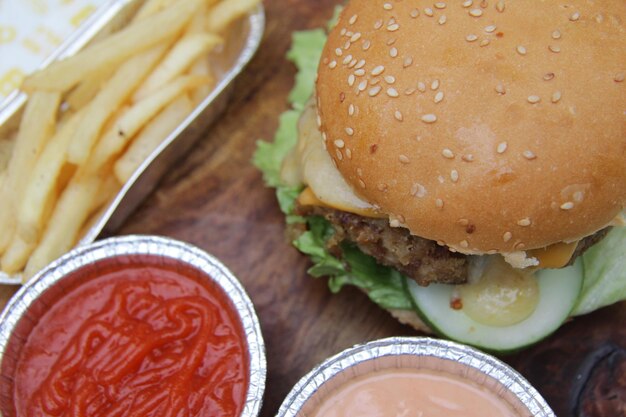 Foto close-up di un hamburger sul tavolo