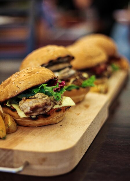 Foto close-up di un hamburger sul tavolo