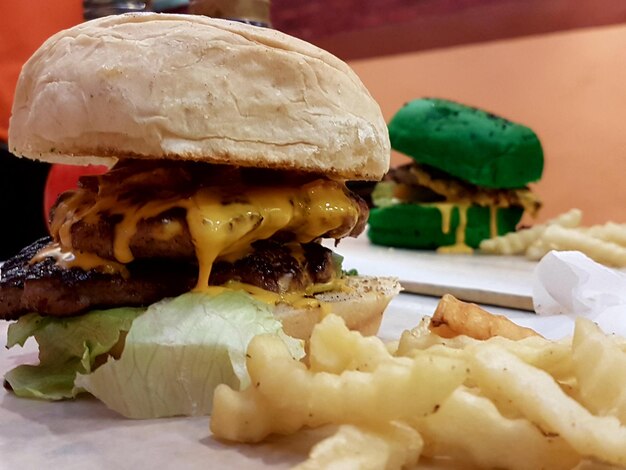 Foto close-up di un hamburger sul tavolo