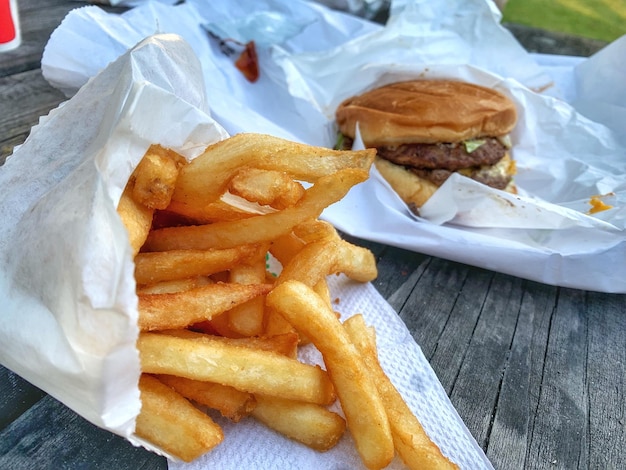 Foto close-up di un hamburger sul tavolo