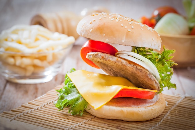 Foto close-up di un hamburger sul tavolo